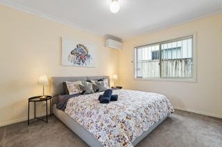 4E0 Abnb-Style Spacious 3BR, Free Parking, Easy Access To City - 5