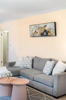 4E0 Abnb-Style Spacious 3BR, Free Parking, Easy Access To City - 2