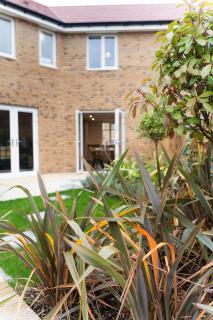 Stylish 3 bed house in Bedford perfect for Contractors and families - 1