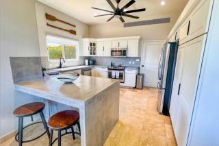 Spacious living, overlooks golfcourse & ocean - 9