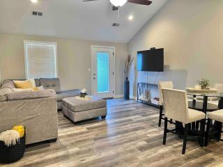 Modern 2bd 2ba - Near I75, No Steps, Free Wifi - 3