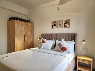 The Harmony - 1BHK Retreat - Pool, Parking, 5min to Candolim Beach, North Goa - 4