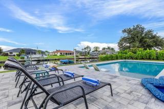 Canalfront Paradise with Heated Pool, Dock & Kayaks - Villa Living Waters - Roelens - 0