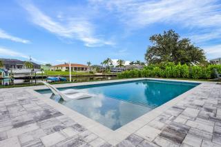 Canalfront Paradise with Heated Pool, Dock & Kayaks - Villa Living Waters - Roelens - 8
