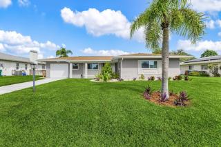 Canalfront Paradise with Heated Pool, Dock & Kayaks - Villa Living Waters - Roelens - 2