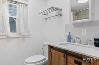 Walk to E. Austin Hotspots 2BR 1BA w Parking Dog-Friendly By Austin Vacay - 4
