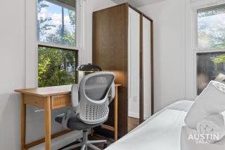 Walk to E. Austin Hotspots 2BR 1BA w Parking Dog-Friendly By Austin Vacay - Austin - 1