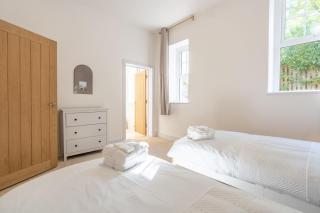 Two bedroom Apartment -Private off road parking - 8