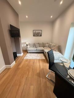 Two bedroom Apartment -Private off road parking - 7