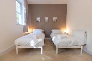 Two bedroom Apartment -Private off road parking - 3