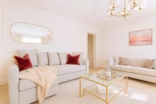 2 Bed Modern Apartment by Museum - 0