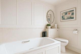 2 Bed Modern Apartment by Museum - 4