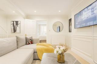 2 Bed Modern Apartment next to Famous Museum - 0