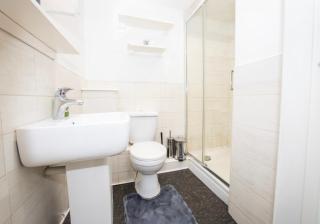 Ideal Townhouse Free Parking - Games Room - 1