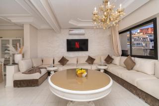 Appartement Charmant au Coeur de Tanger avec Vue sur la Mer, Cosy Balcon, 2 Salles de Bain, WIFI, AC, IPTV - Tánger - 3