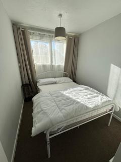 82, Belle Aire, Hemsby - Two bed chalet, sleeps 5, bed linen and towels included - pet friendly - 8