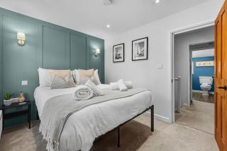 3-BR Luxe Cowes Cottage Harbour Views, Sleeps 6, with Private Garden - LONG TERM STAY SPECIAL OFFER AVAILABLE! - by Blue Puffin Stays - 8