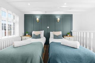 3-BR Luxe Cowes Cottage Harbour Views, Sleeps 6, with Private Garden - LONG TERM STAY SPECIAL OFFER AVAILABLE! - by Blue Puffin Stays - 7