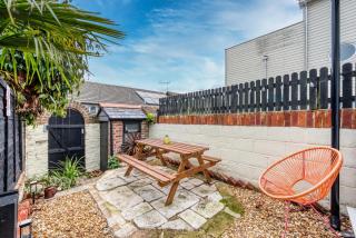 3-BR Luxe Cowes Cottage Harbour Views, Sleeps 6, with Private Garden - LONG TERM STAY SPECIAL OFFER AVAILABLE! - by Blue Puffin Stays - 1