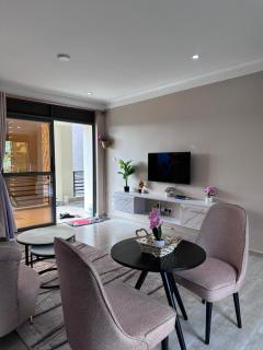 Rokans Pearl Kyanja - 1