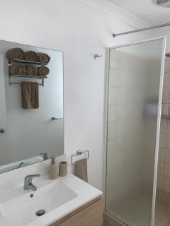 Fresh & fabulous 4 bedroom villa - walk to Curtin University - 8