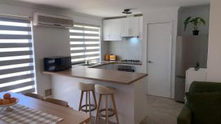 Fresh & fabulous 4 bedroom villa - walk to Curtin University - 6