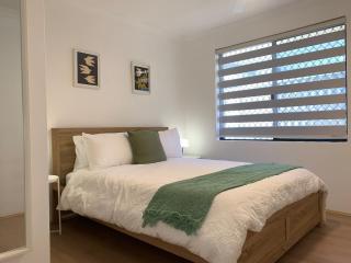 Fresh & fabulous 4 bedroom villa - walk to Curtin University - 4