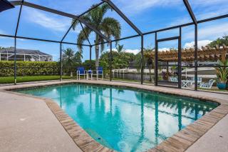 Waterfront Bliss with Saltwater Pool, Hot Tub & Dockside Fire Table - Kathys Cottage - Roelens - 8