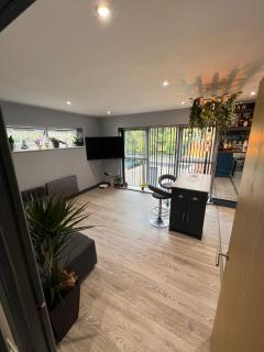 Cozy Southampton Apartment Retreat - 8