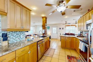 Retreat Gulf Views Large Deck Family Fun - 2