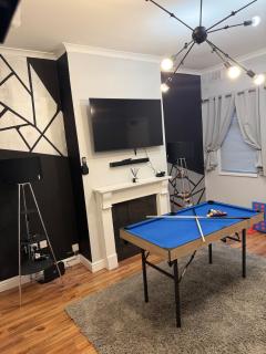 Stylish 3 BR home & Game room & Family Lounge - 1