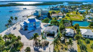 Dock, Dine & Unwind – Coastal Vibes Await - 7