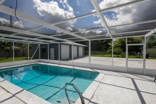 Spacious Home Sleeps 16 - Private Pool Near IMG - 0