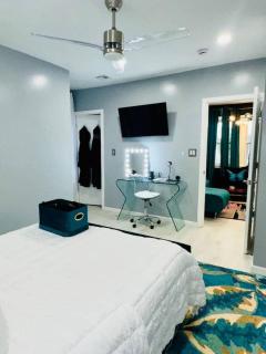 1 Large Bedroom Contemporary Luxe Stay - 9