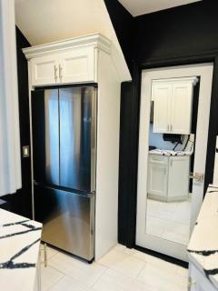 1 Large Bedroom Contemporary Luxe Stay - 8