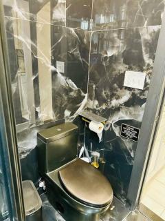 1 Large Bedroom Contemporary Luxe Stay - 5