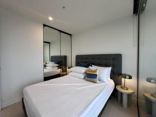 Skyline Retreat in CBD above Level 70 next to Skybus - 5