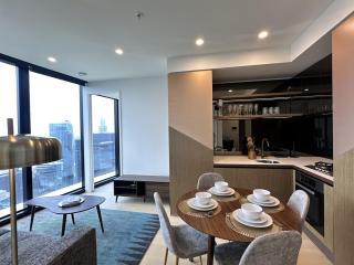 Skyline Retreat in CBD above Level 70 next to Skybus - 4
