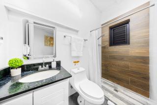 Two Person Getaway - 2 Minutes to Palm Beach - 9