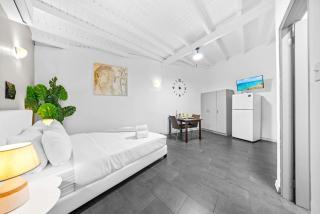 Two Person Getaway - 2 Minutes to Palm Beach - 7