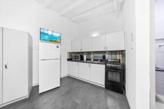 Two Person Getaway - 2 Minutes to Palm Beach - 3