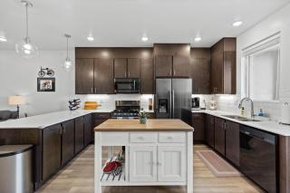 New 4 bd 3.5 bath with pool, hot tub, waterslide and PS% - 1