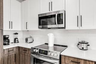 Peaceful 2BR by the Bay Pool and Coastal Vibes - 8