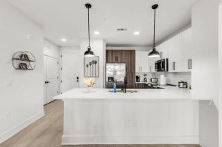 Peaceful 2BR by the Bay Pool and Coastal Vibes - 5