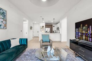 Peaceful 2BR by the Bay Pool and Coastal Vibes - 2