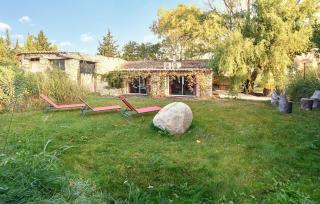 Stunning Home In Jonquières - 9