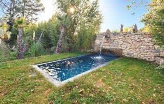 Stunning Home In Jonquières - 1