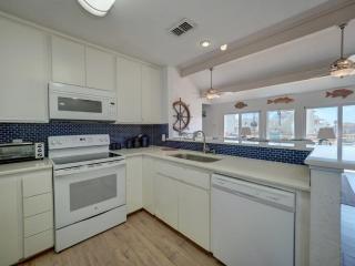 Pelican Place closet to beach - 3