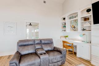 Stunning Beachfront Cargo Lift Sleeps 14 - 7