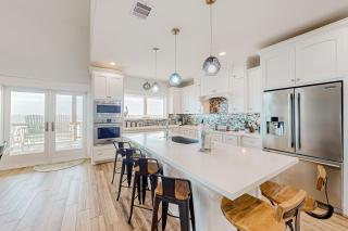 Stunning Beachfront Cargo Lift Sleeps 14 - 5